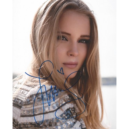 ザララーソン直筆サイン入り超大型写真…Zara Larsson ザララーソン直筆サイン入り超大型写真…Zara Larssonの通販 by