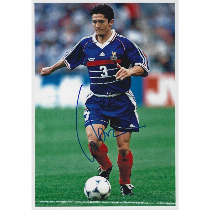 dpa) - France's Bixente Lizarazu of the German soccer club FC Bayern Munich smiles during a