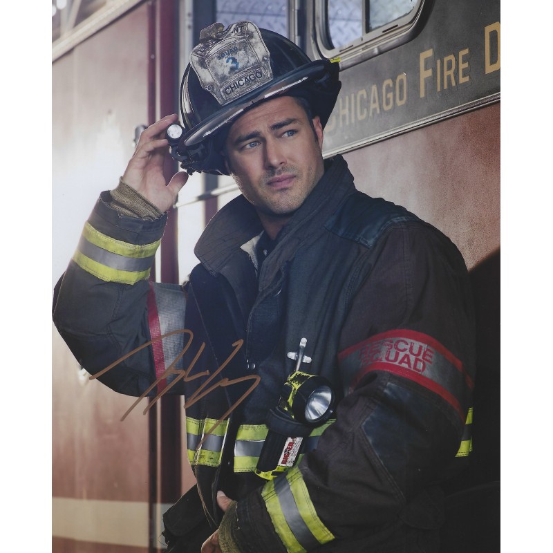 Taylor KINNEY autograph